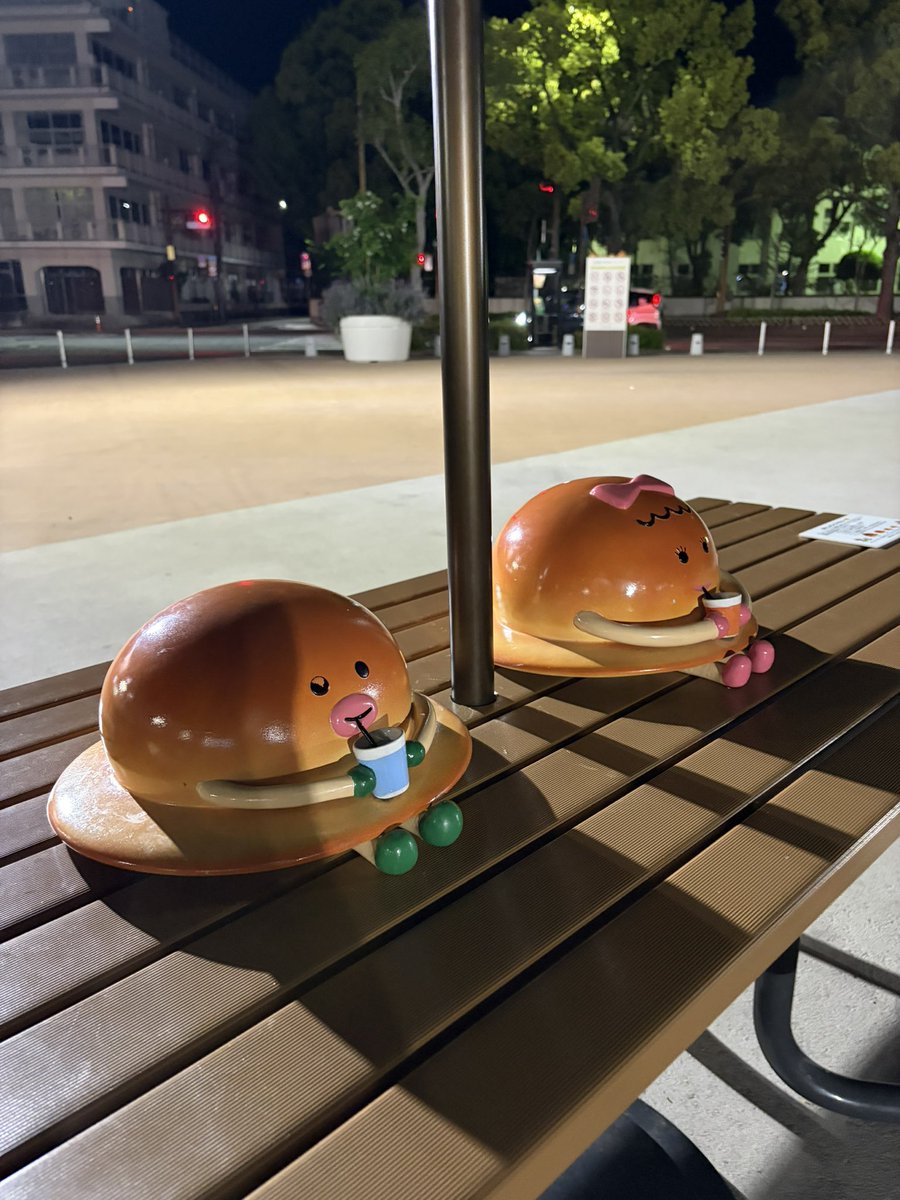 wa55sato's tweet photo. 広場のテーブルにぼうしパン🍞かわゆす https://t.co/85TGmUvIR1