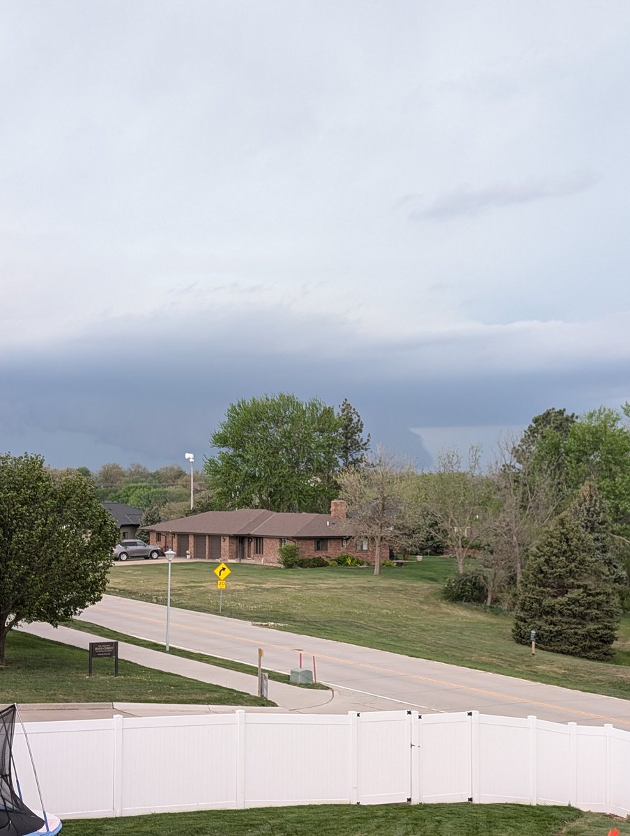 shellmays's tweet photo. @NWSOmaha Looking west of Seward https://t.co/GtoNHAqMsM
