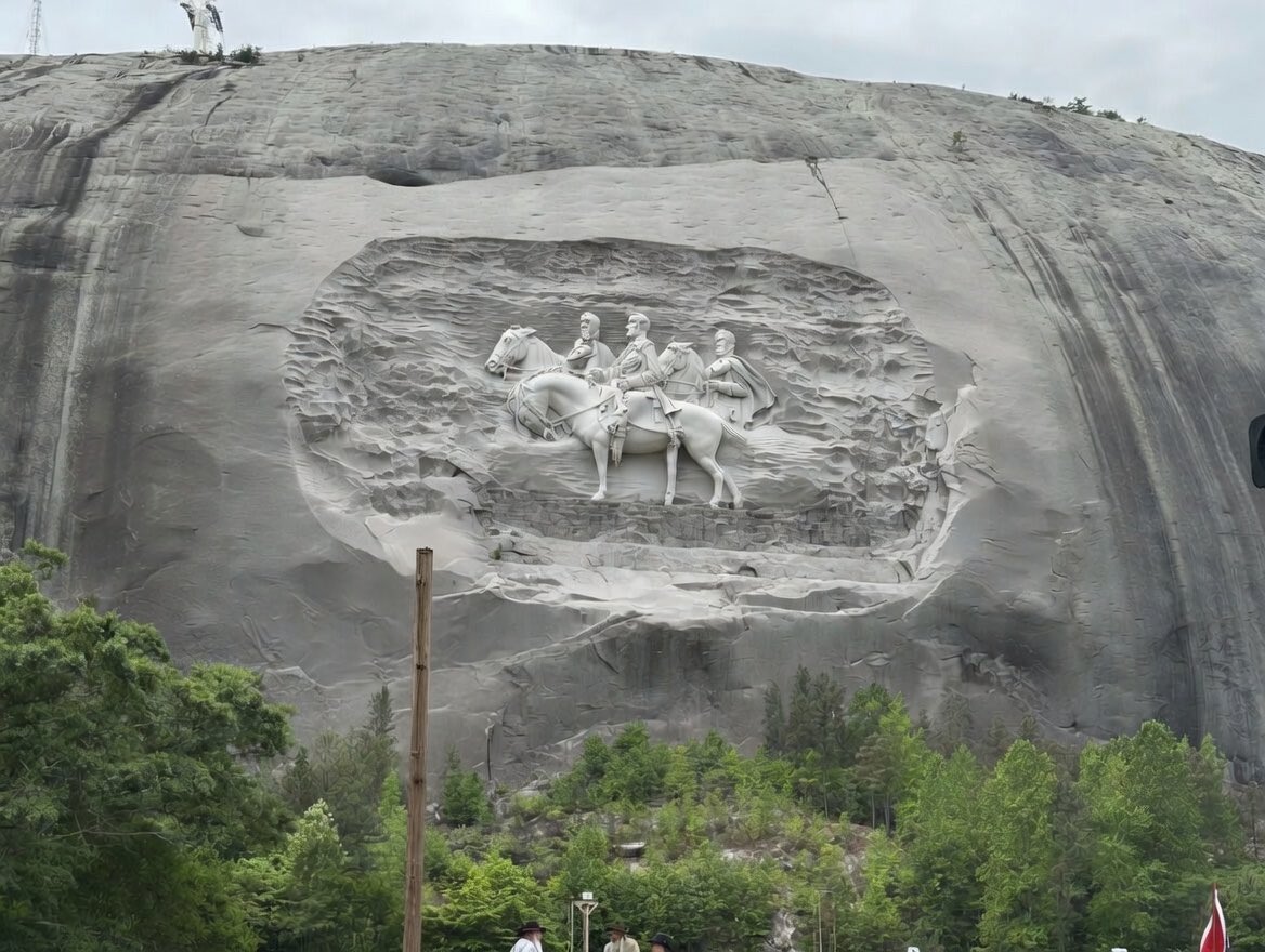 LookAwayLookAway tweet media