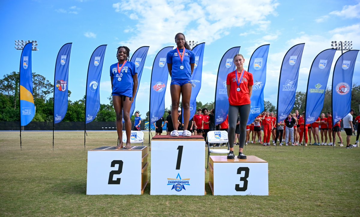 D2SSC's tweet image. #SSCtrack - Women’s 200 Medalists

🥇 Michala Daniels, Embry-Riddle (24.74)
🥈 Sativa James, Nova Southeastern (24.87)
🥉 Allie Murphy, Tampa (25.02)

SSC Championship Central: sunshinestateconference.com/news/2026/4/17…
