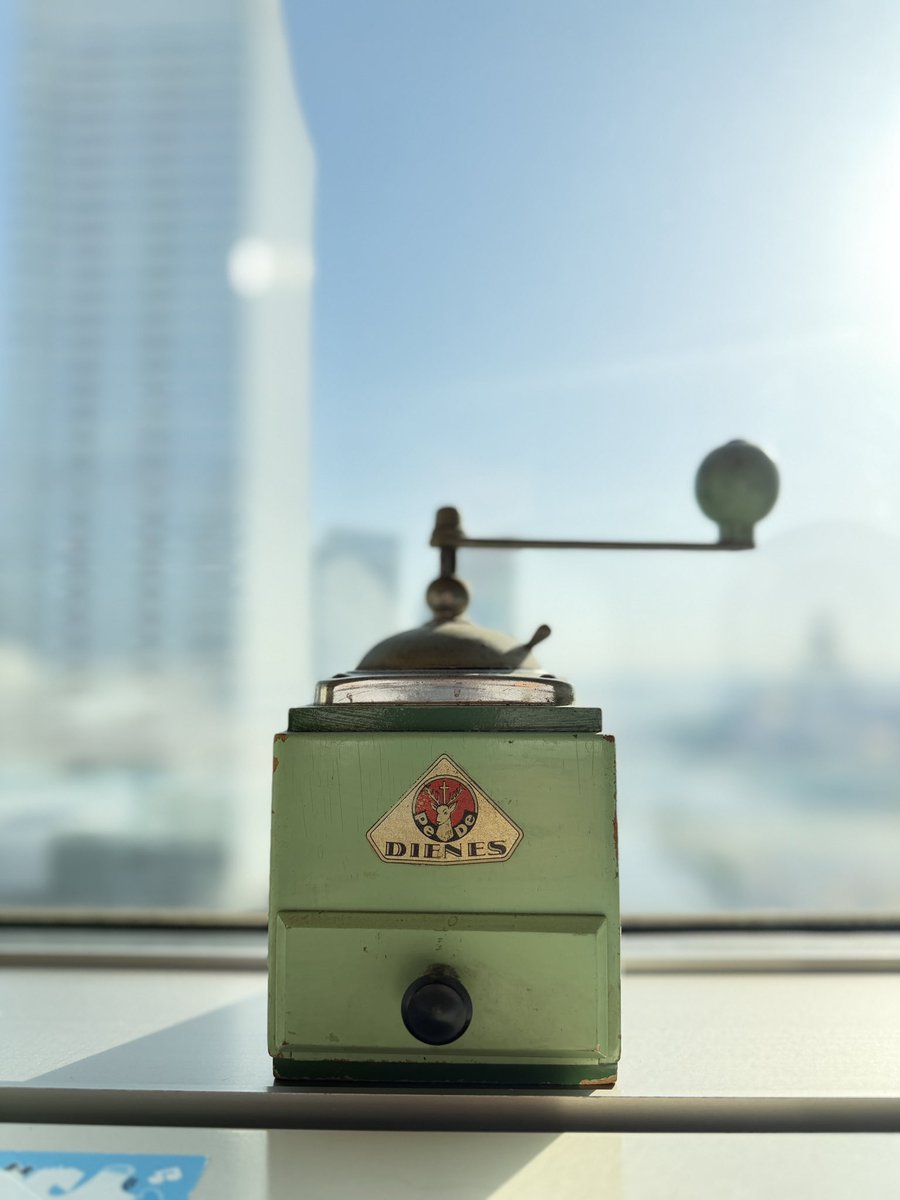 堀内隆志 KADOKAWA『カフェ ヴィヴモン ディモンシュの30年』発売中です📖☕️ tweet media