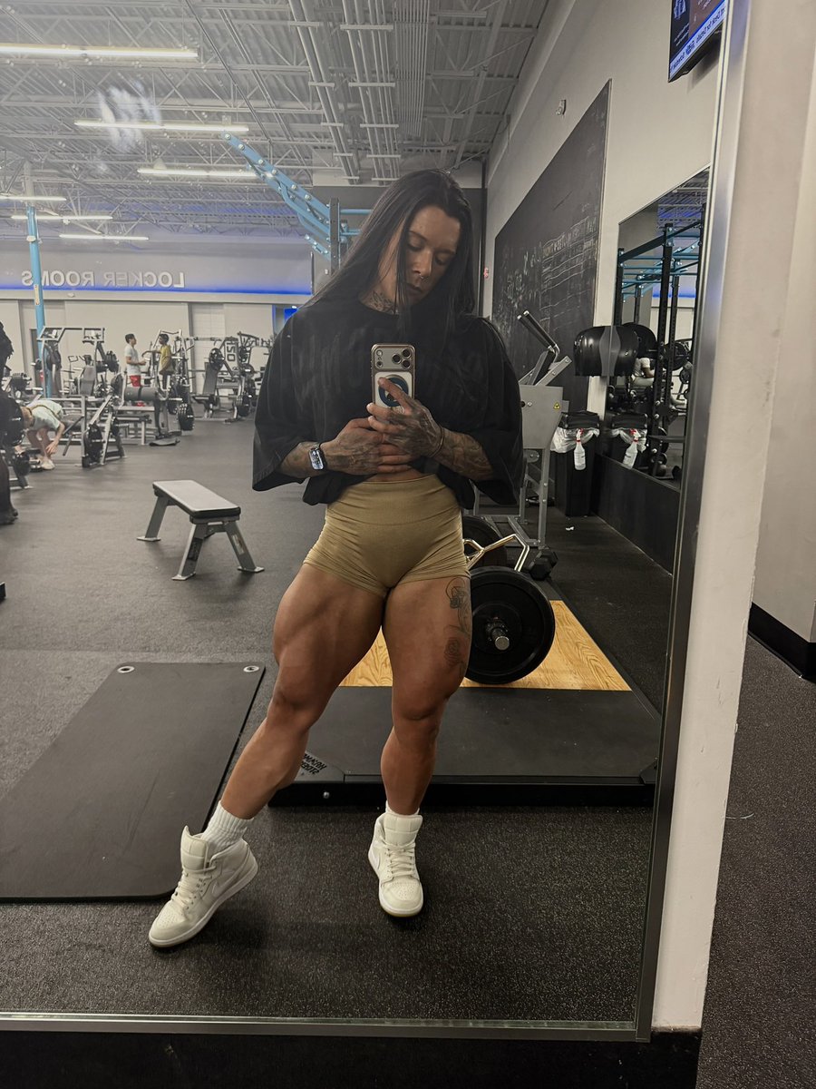 brittgagne265's tweet image. Day pass at a different gym today go legs. #legday #bodybuilding #muscle