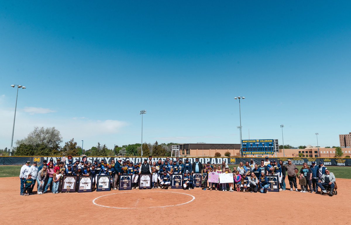 UNC_BearsSB's tweet photo. 𝐅𝐨𝐫 𝐭𝐡𝐞 𝐬𝐞𝐧𝐢𝐨𝐫𝐬 💙💛

Once a Bear, always a Bear 🐻

#BearCountry https://t.co/eYGuyVFLqz