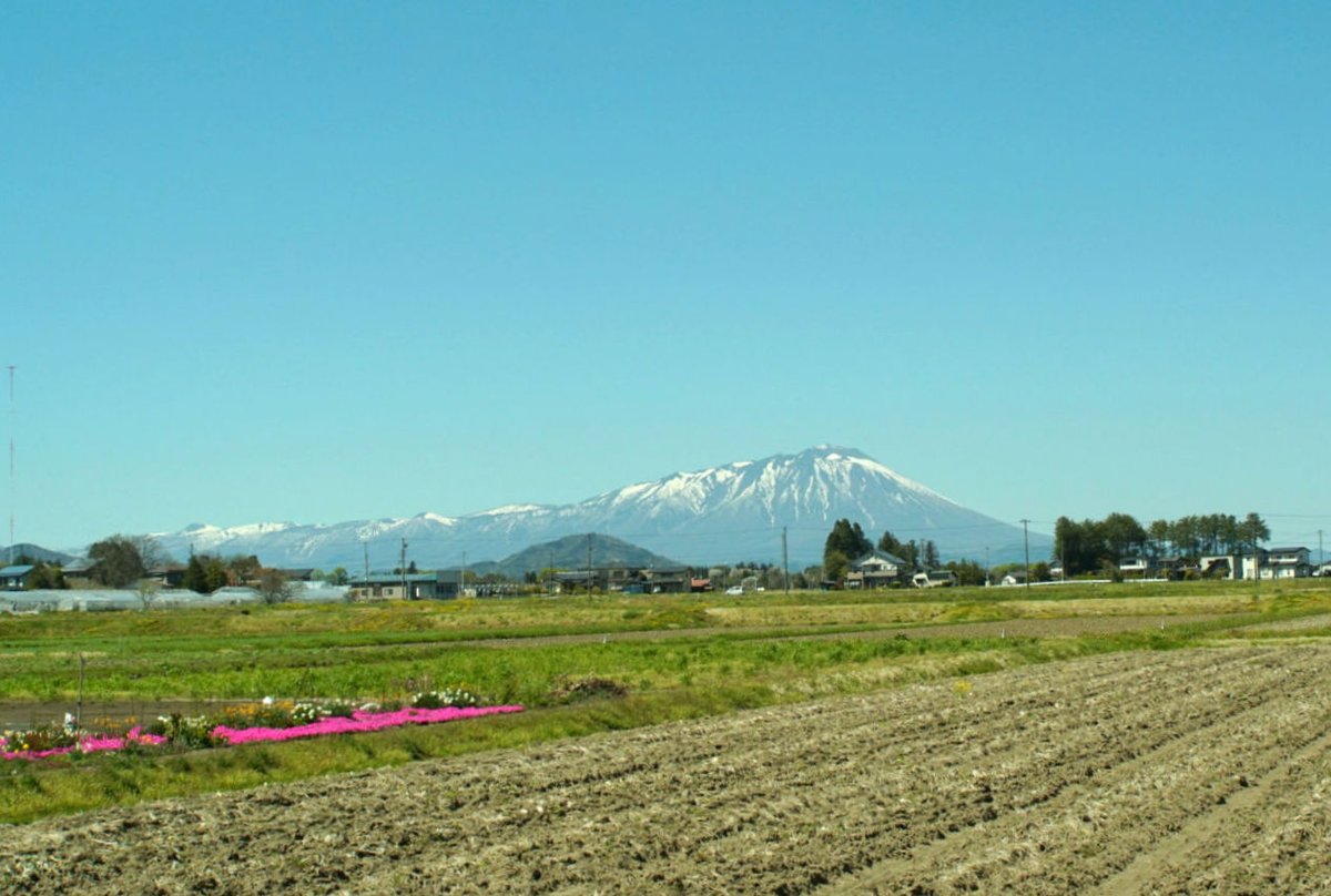 agehasensei's tweet photo. 長閑な田園風景の向こうに残雪を抱く岩手山。この時期の岩手山が一番好きだなぁ〜☺　#写真 #oldlens #KONICA #デジタルでフィルムを再現したい https://t.co/XHDDD5NKGx
