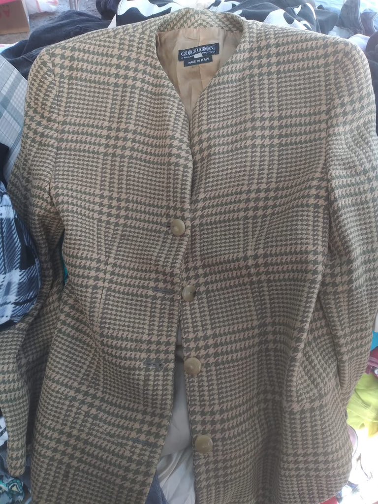 Princess_Shaved's tweet photo. @YouAreMyBezoar Yo en los tianguis de México me he encontrado estas piezas, el pantalón Diesel me costo 25 pesos mexicanos y el saco Armani en 50 pesos mexicanos. https://t.co/BKchGdqXLD