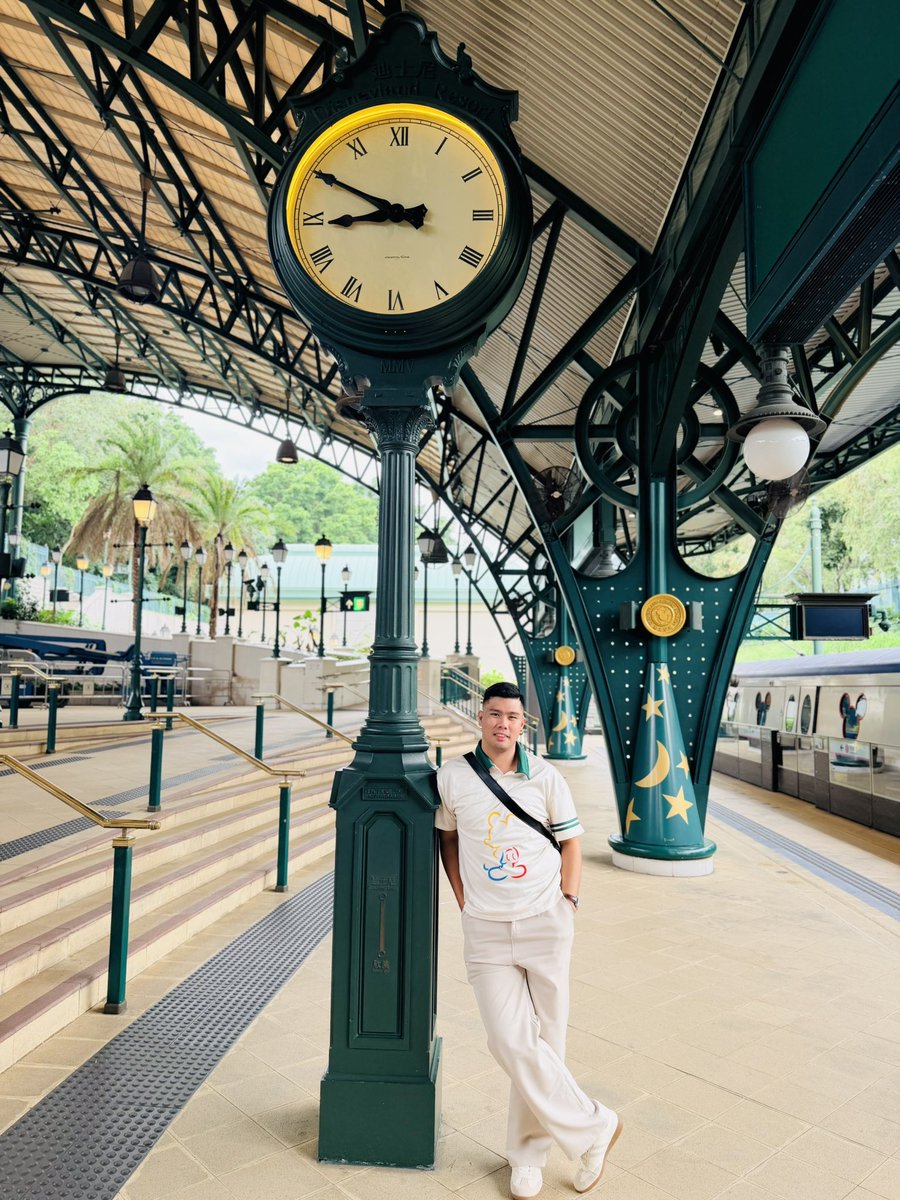 handsbryan24's tweet photo. Making up for all the dreams I had as a kid. Hong Kong Disneyland, thank you for the magic my younger self waited for. ❤️ https://t.co/0KwnCxPE0e