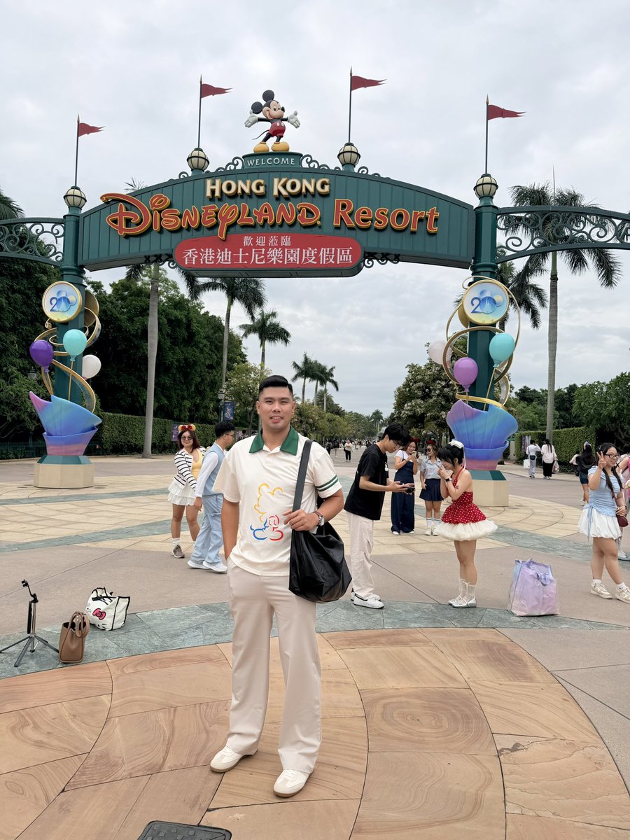 handsbryan24's tweet photo. Making up for all the dreams I had as a kid. Hong Kong Disneyland, thank you for the magic my younger self waited for. ❤️ https://t.co/0KwnCxPE0e