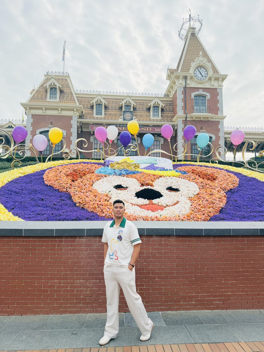 handsbryan24's tweet photo. Making up for all the dreams I had as a kid. Hong Kong Disneyland, thank you for the magic my younger self waited for. ❤️ https://t.co/0KwnCxPE0e