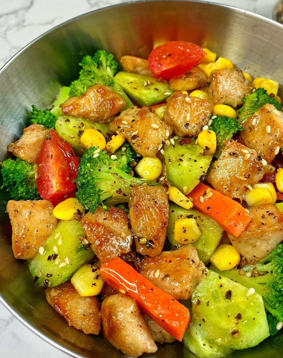 Saez75957798's tweet image. Swap junk for joy!  Grilled chicken + roasted veggies + quinoa = 320kcal, protein-packed, u0026 100% fuel for your goals. Prep in 15 mins—your body will thank you later! #FatLossMeal #CleanEating