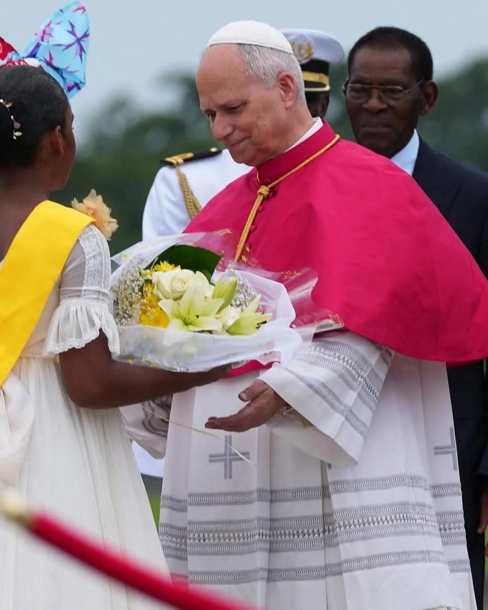 Léon XIV 
267 ème pape 
🕊 Le messager de la paix 🕊
Voyage apostolique de Léon XIV en Afrique ; 
Léon XIV est accueilli à Malabo  en Guinée équatoriale.