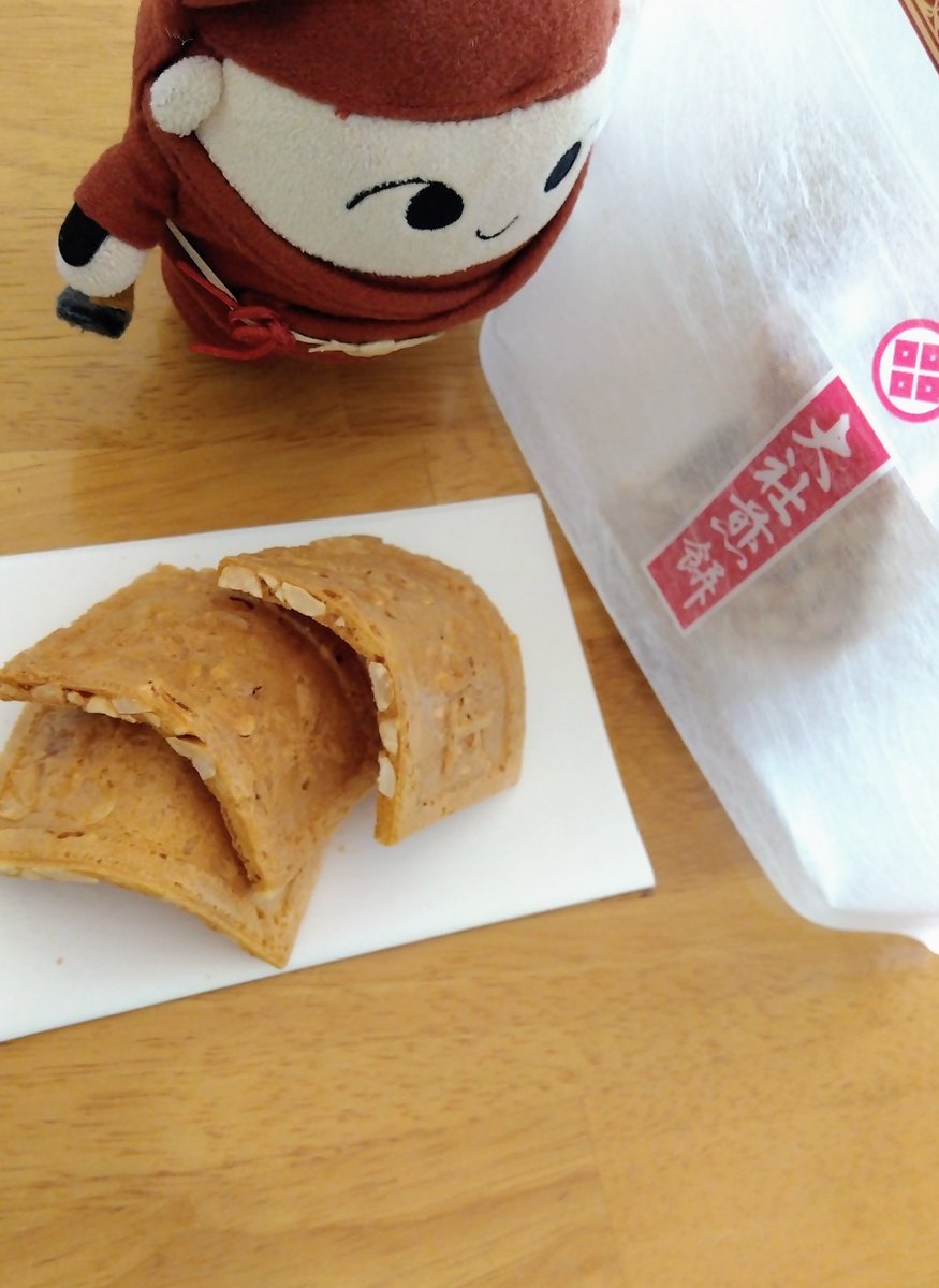 今月の歌舞伎座土産は鳴門のきんとき＆諏訪の大社煎餅。

#くろごちゃん
#歌舞伎座