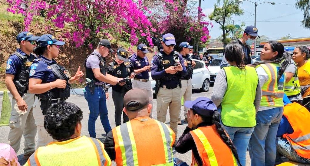 OPERATIVO DIRIGIDO A LOS APARTA PARQUEOS EN ALREDEDORES DEL ZOOLÓGICO:

PNC informo que "Esta acción se realiza junto a la Fiscalía de Delitos contra Turistas Extranjeros, con el objetivo de identificar, verificar solvencias y perfilar a las personas que prestan servicio de