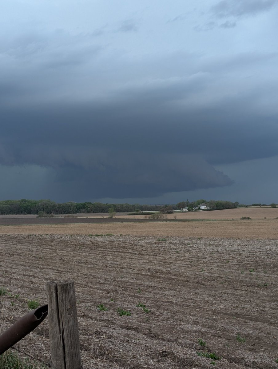 shellmays's tweet photo. @NWSOmaha Looking toward Staplehurst https://t.co/wPjVyTMi3s