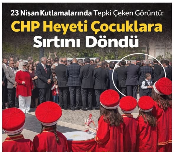 mbaskaya61's tweet photo. Gaziantep’te sırtını dönenlerin yaptıklarını sıradan bir tepki olarak görmemek gerekir.  Ortada sadece bir müzik tercihi ya da anlık bir protesto değil de; kültürel bir sembole nasıl bakıldığına dair bir tavır bulunmaktadır. Zira Mehteri “saray kültürü” diyerek dışlamak ya da rahatsızlık unsuru gibi görmek, ister istemez şu soruyu akıllara getirmektedir: “Bu toplum kendi tarihine hangi mesafeden bakıyor?”
Zira ortak geçmişe ait bir değeri, politik çağrışımları üzerinden tamamen reddetmek, meseleyi kültür alanından çıkarıp ideolojik bir hesaplaşma alanına dönüştürmektedir.
Neticede 23 Nisan törenlerinde mehteran kostümleri giyen çocuklara karşı yapılan bu saygısızlık esasen bu milletin tarihine ve zengin kültürüne yapılmıştır.