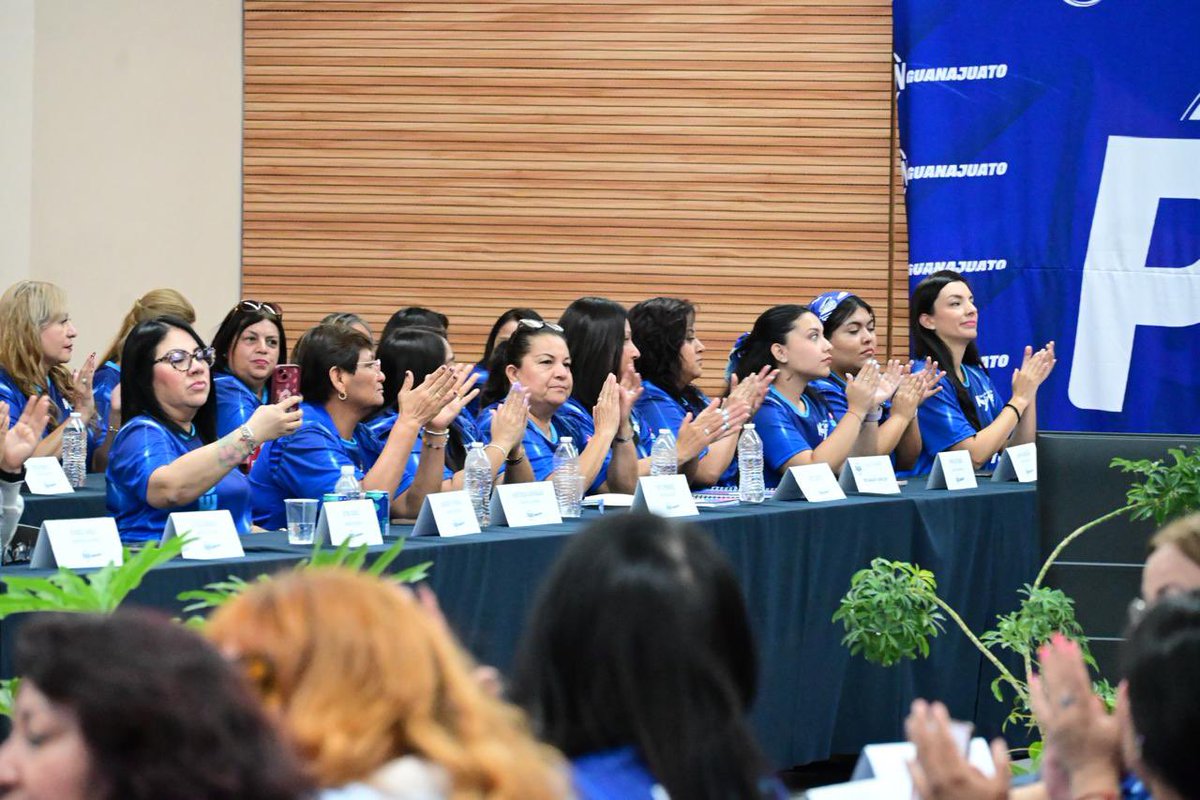 PANGuanajuato's tweet photo. “Si tú llegas al poder y no hay sensibilidad política, estás en el lugar equivocado”, así finalizó la Visita Informativa de Mujeres Nuevo León, nuestra Secretaria General @Juanita_Gto , cerrando filas con el PAN en otros estados, que hoy toman a Guanajuato como ejemplo.

@PANNLMX https://t.co/mrae0PvMsb