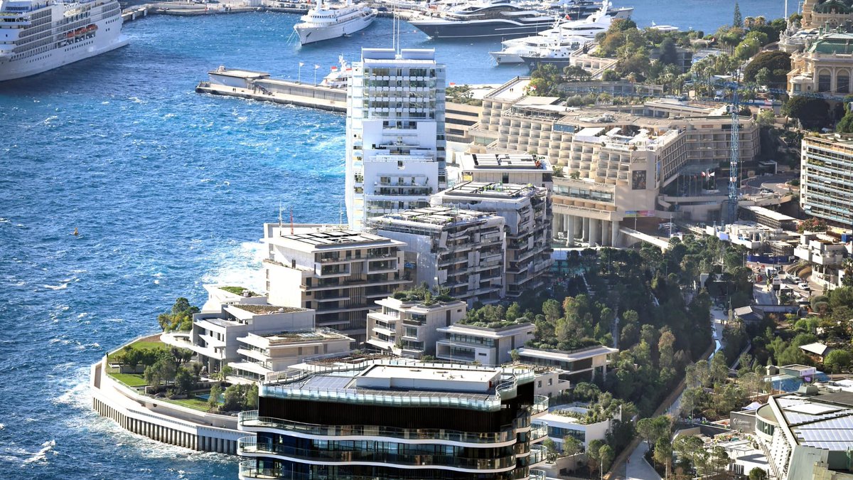 actualites_nrv's tweet image. À Monaco, dans le quartier "le plus cher du monde", un 4-pièces se vend 60 millions d'euros: Mareterra attire pilotes de F1, magnats de l'énergie et fortunes douteuses (au point d'inciter la principauté à siffler la fin de la récré) bfmtv.com/economie/inter… #Monaco #Nice06