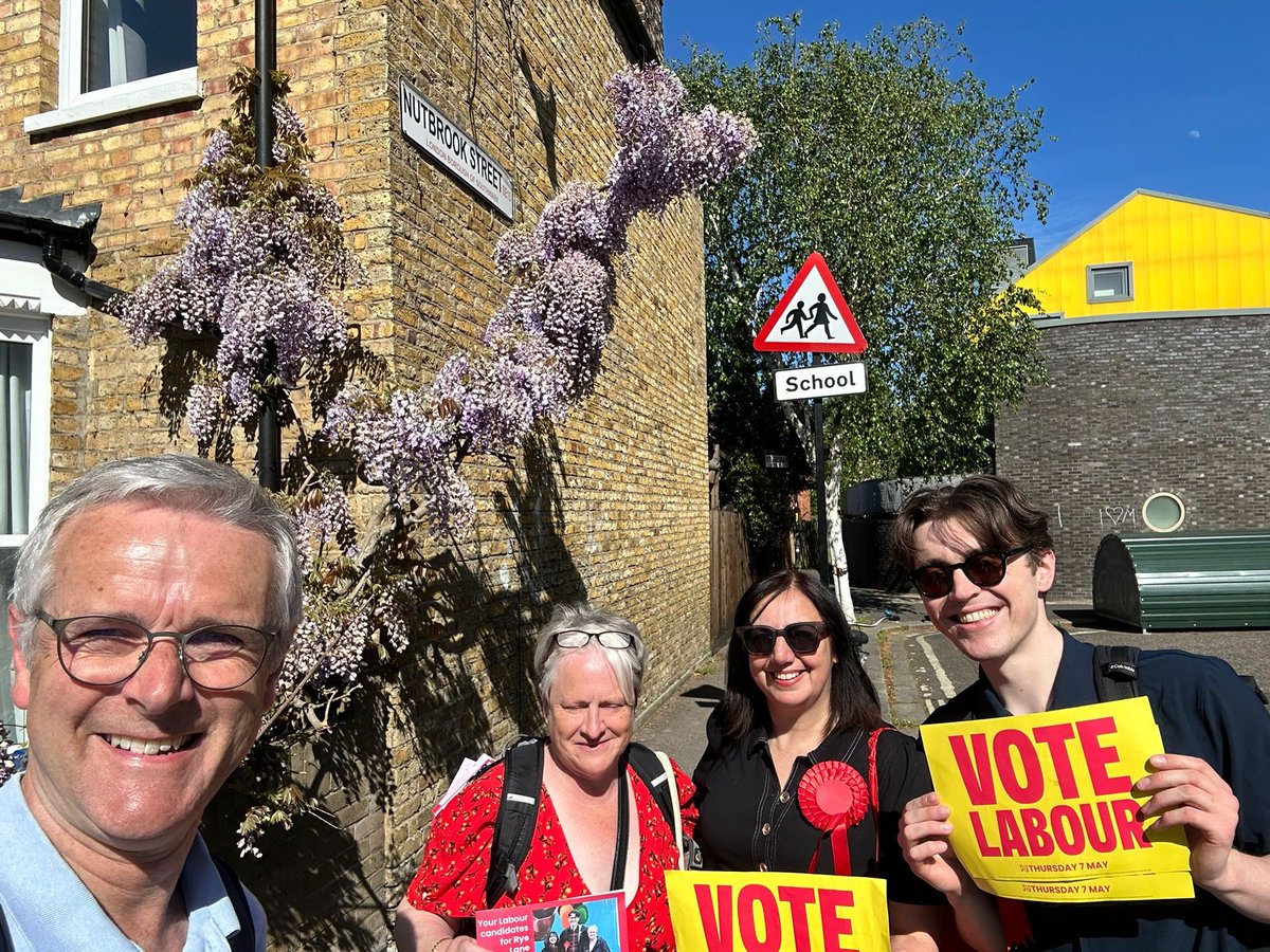 DavidParton_'s tweet photo. The sun shines on #RyeLane! 🌞 

Another fab day on the doorstep talking to local residents. https://t.co/FhNdtjl4vJ