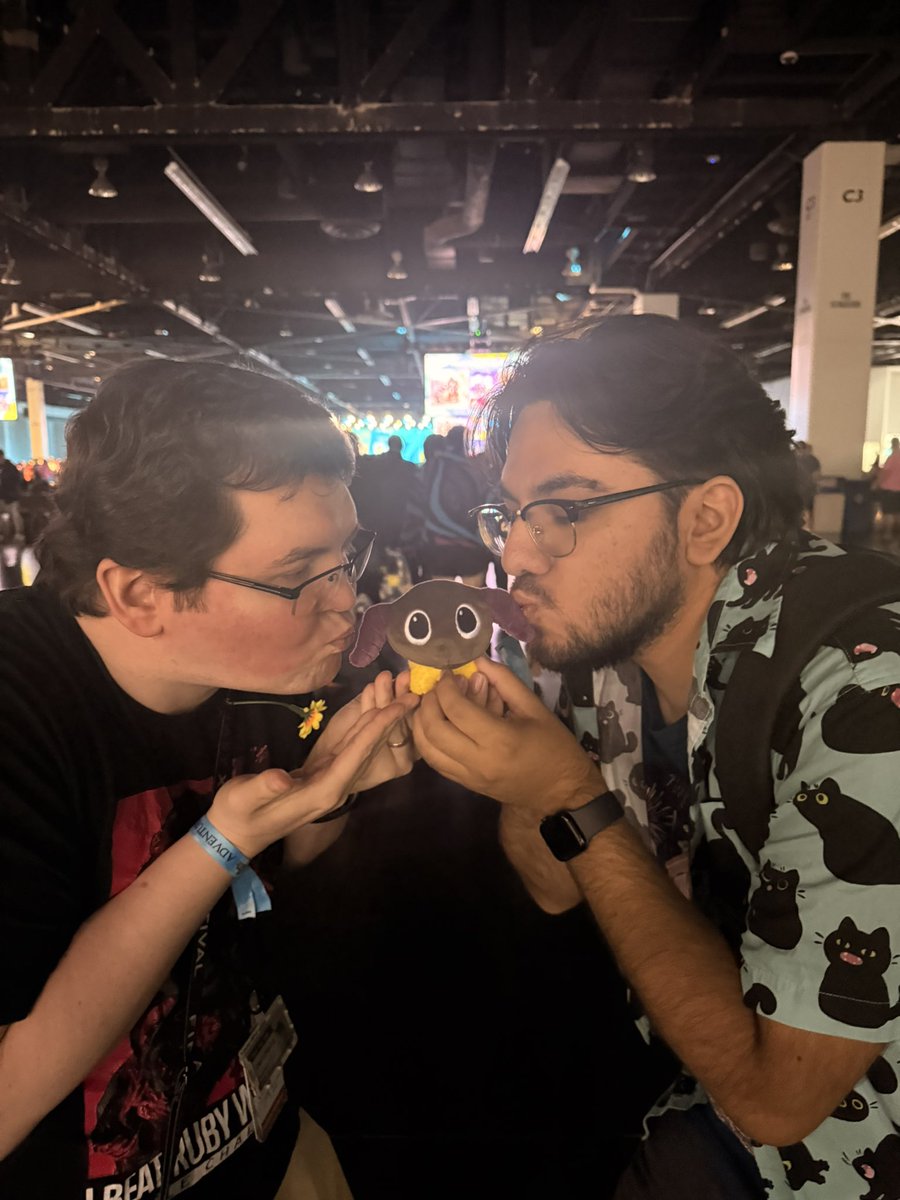 griffemto's tweet photo. Met perchbird after 11 YEARS of being mutuals on tumblr 😭😭😭😭😭😭 https://t.co/1GaJlL4VdW
