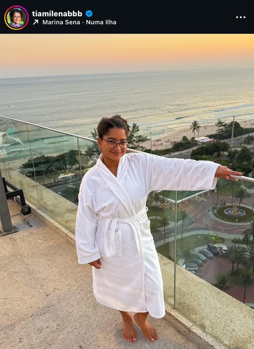 não estou aguentando ela divulgando o trabalho da cunha: literalmente descalça como na música