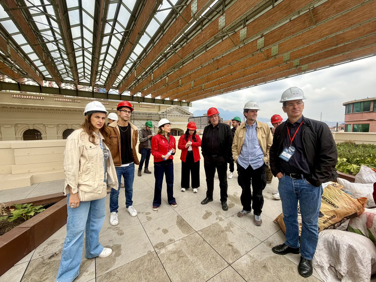 BronxDC_Bogota's tweet photo. 4/5 La visita de Xavier Marcé, director de las Industrias Culturales y Creativas de Barcelona, permite intercambiar experiencias y proyectar al #BDC como un escenario de alcance nacional e internacional. https://t.co/TjVgH4hciN
