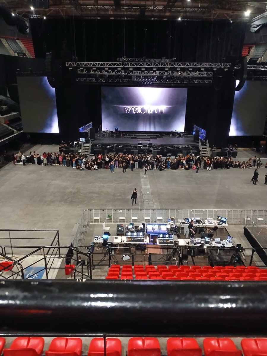 𝐦𝐚𝐫𝐢 tweet media