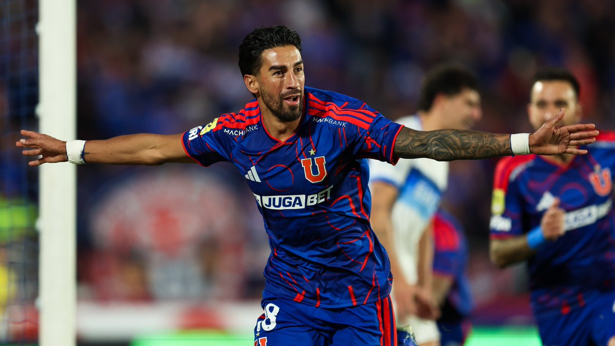 udechile's tweet image. El primero con esta camiseta no se olvida 😻⚽️

#UdeChile 1️⃣-0️⃣ #UC
#VamosLaU 🔵🔴