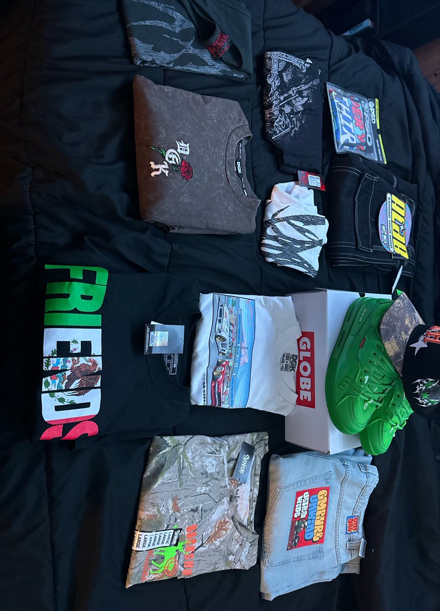 auGGx32's tweet photo. I went in for a pair of fucking shoes https://t.co/IihYwXzojU
