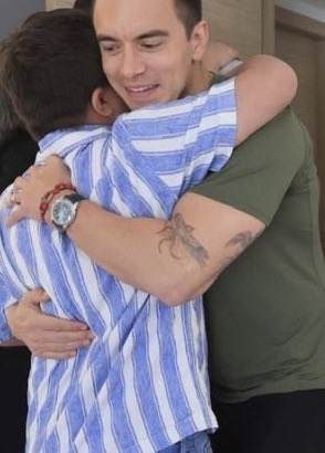 Última hora ‼️
Daniel Noboa se hizo el tatuaje con la tinta mágica con la que se obsesionó el mashi, por eso no sale en su foto con Uribe .
Lo leeremos próximamente…. 😂😂