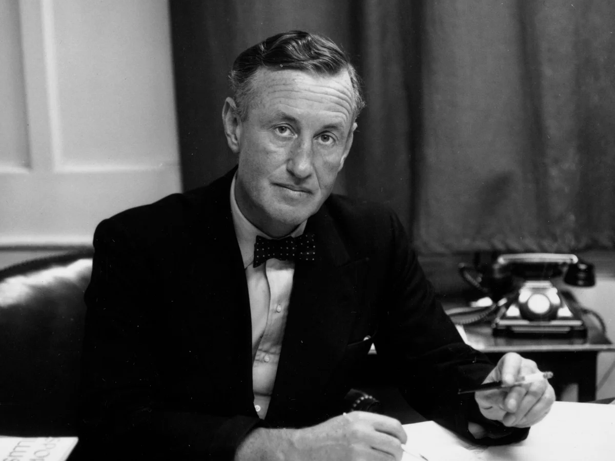 crsanchezx's tweet photo. En un discurso que pronunció ante estudiantes en Oxford, Ian Fleming habló sobre su proceso de escritura:

"Di lo que quieras, investiga bien y escribe rápido.

Nunca mires atrás.

Si interrumpes la escritura ágil con demasiada introspección y autocrítica, con suerte escribirás 500 palabras al día, y además te sentirás disgustado con ellas".