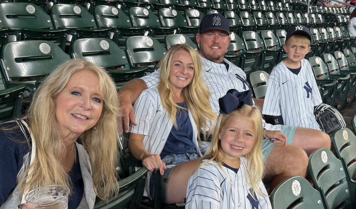 Hozier24 tweet media