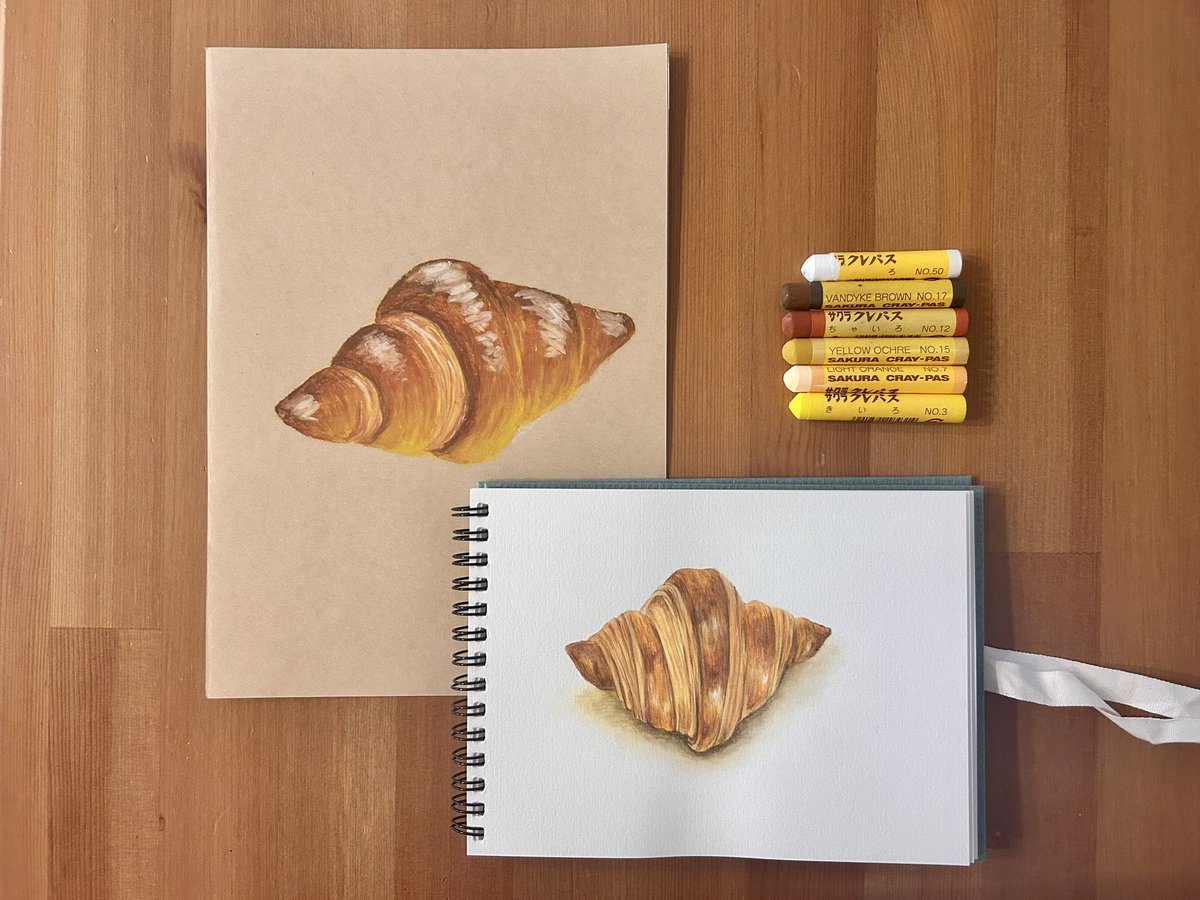 クレパスでクロワッサンを描きました🖍️
食べものを描くのが楽しい！

3年前、class101でmomoさんの講座を受けた時に、水彩でもクロワッサンを描いていました。

絵を描く楽しさを思い出させてくれた、思い出のクロワッサンです🥐

#クレパスで描きました
#サクラクレパス