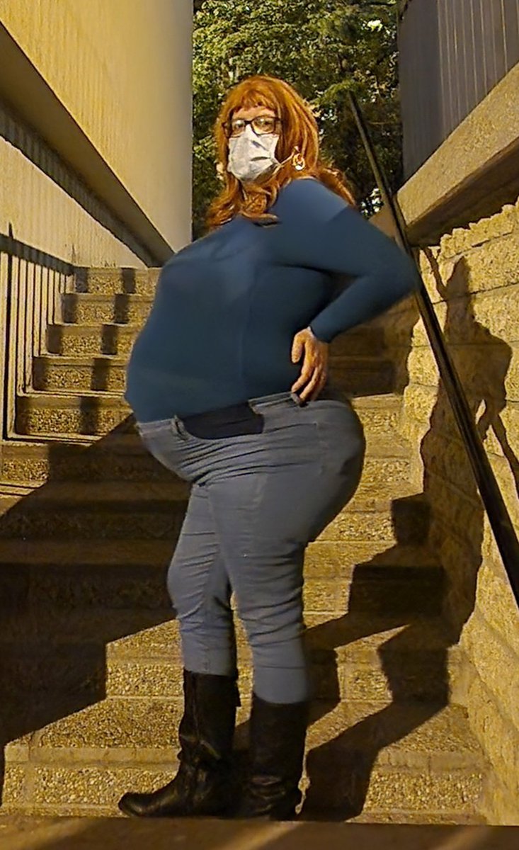 cdprgo's tweet photo. Went out for a nighly walky. 
I saw a few people, i think they saw my trunk at the back. I wish that somebody could walk with me (and maybe slap my ass sometimes). 
Note: i think that is an interesting place for my phone...
#pregnant #outside #night #belly #cd https://t.co/9xhJOiS8Ai