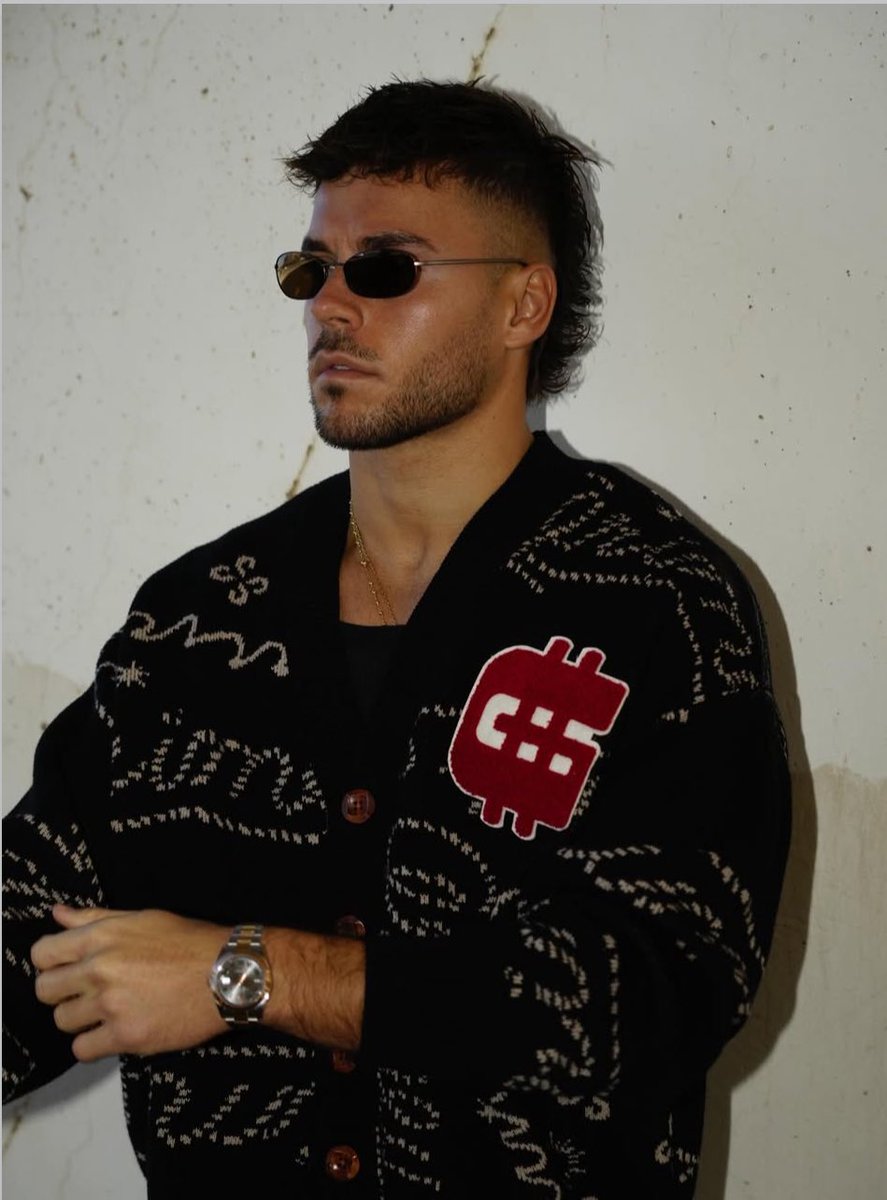 Hablemos de este tio:

-Tiene a todos los mongolos de la Hypermotion de hijos

-Es un chulo. Lo sabe. Le gusta.

-Le pitan en cada campo desde el minuto 1 y le suda la polla (a poder ser hace algo para ponerlos a rabiar lo máximo posible)

-Es rico, guapo y buen jugador

T.R.S.🦈