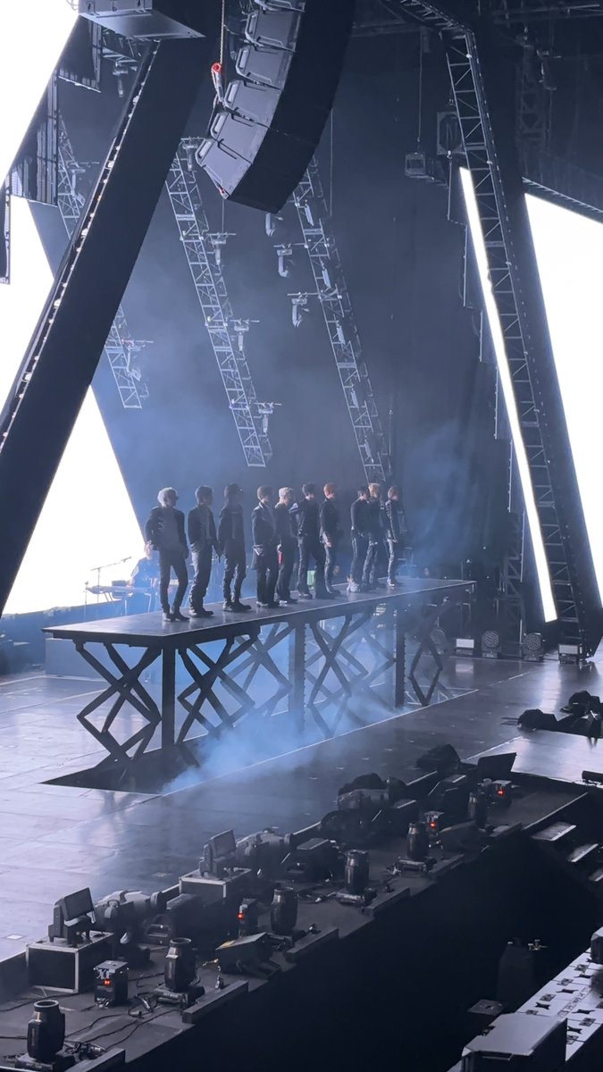 viaaar's tweet photo. Untuk referensi

POV RV A Row 16 (nomor2 awal 10x)
Foto stage no zoom, foto stage kurleb 2 kali zoom.

#TREASURE #PULSE_ON_IN_JAKARTA https://t.co/zQFgEM0oqI