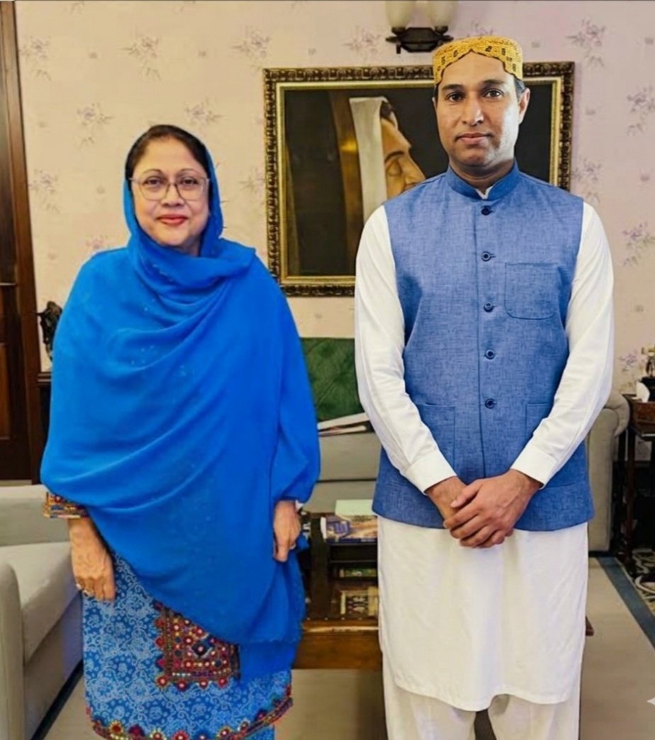 Ahafeezkarim's tweet photo. Birthday greetings to Adi Faryal Talpur. Your stature, leadership, and generosity inspire us. May you experience immense happiness, stability, and success this year.  #HBDAdiFaryalTalpur Faryal Talpur 
#flowers @highlight https://t.co/VKf3JgfGCH