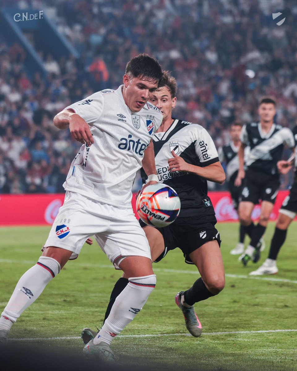 Nacional's tweet image. ⏱Pasamos los 30’ de juego en el Gran Parque Central 

#Nacional 0️⃣ - 0️⃣ Danubio

#JuegaNacional | @LigaAUF