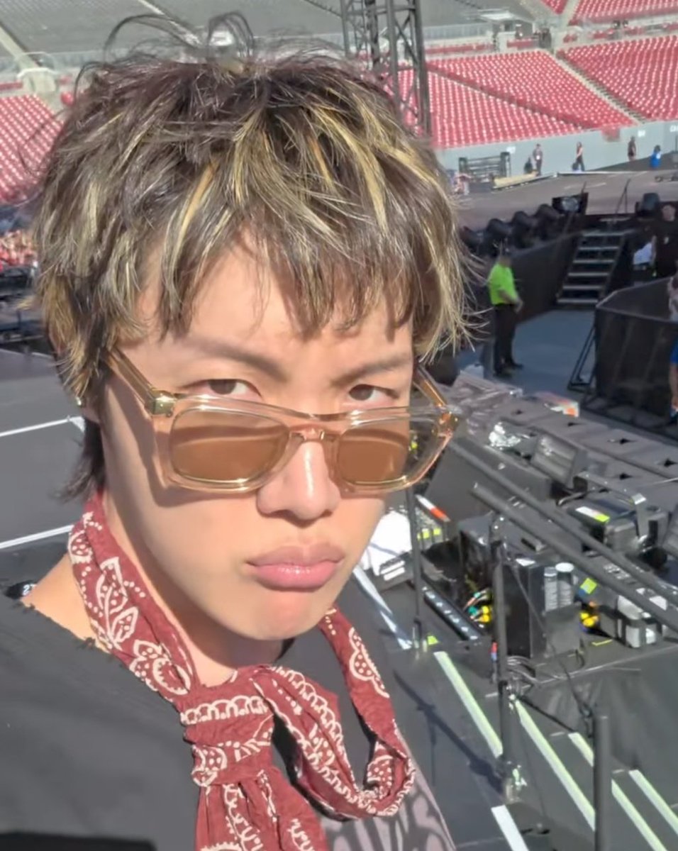 hobi's little ray of sunshine ☀️ tweet media