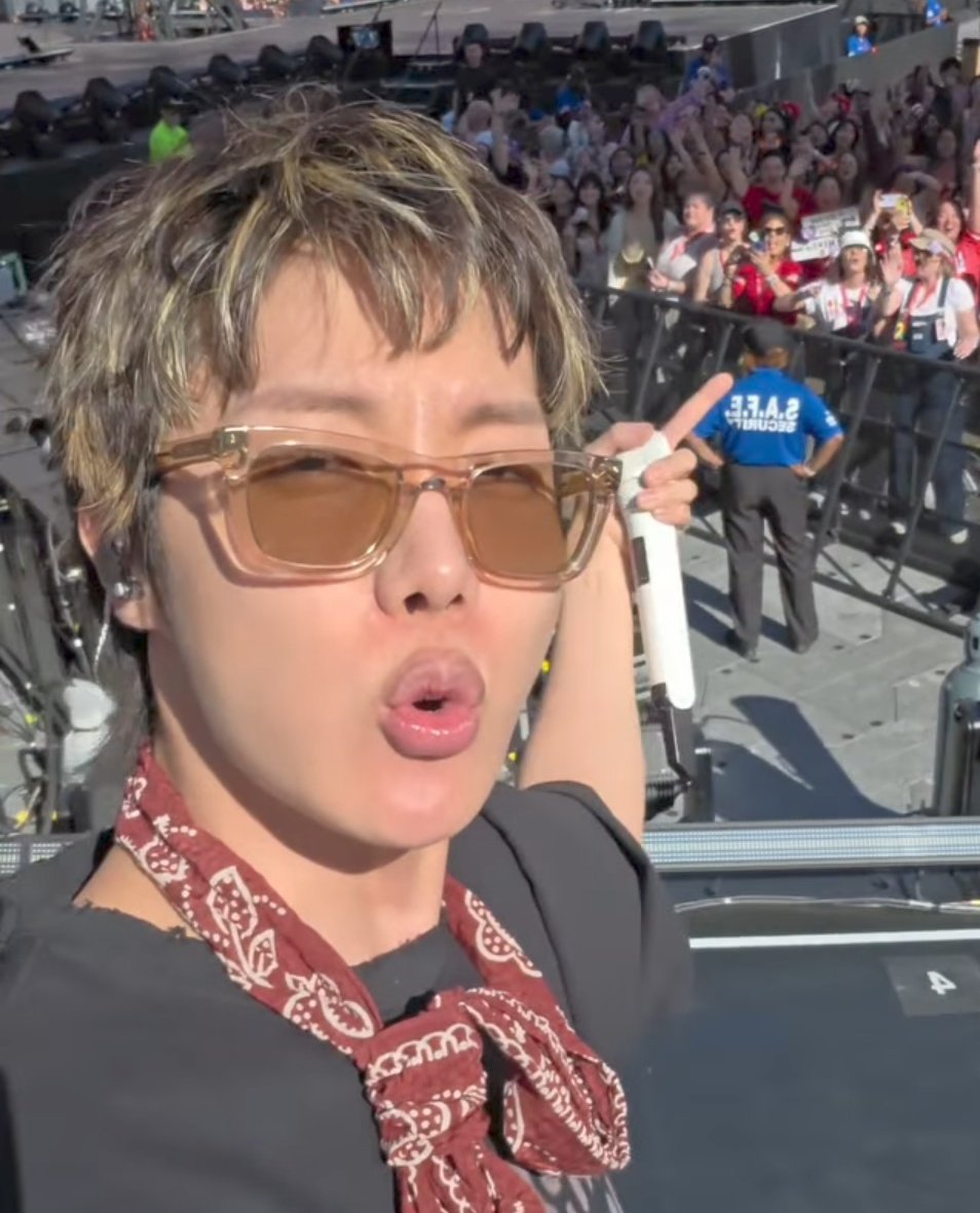 hobi's little ray of sunshine ☀️ tweet media