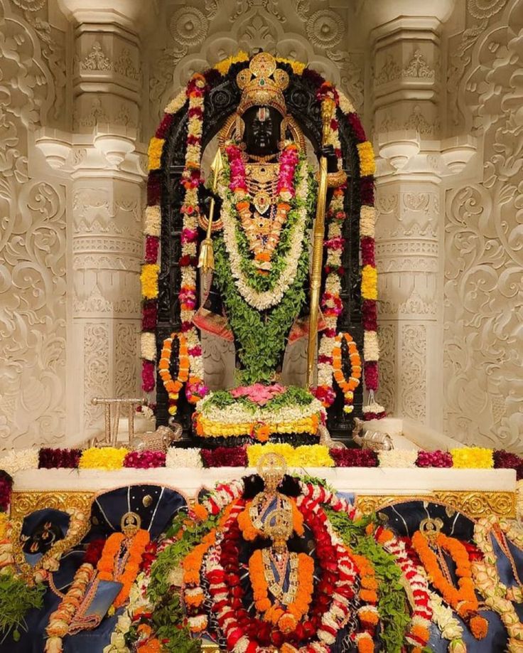 सुनहल अक्षरों में नाम उन्हीं का लिखा जाता है जिस पर रघुनंदन की कृपा बरसती है 
जय श्री राम