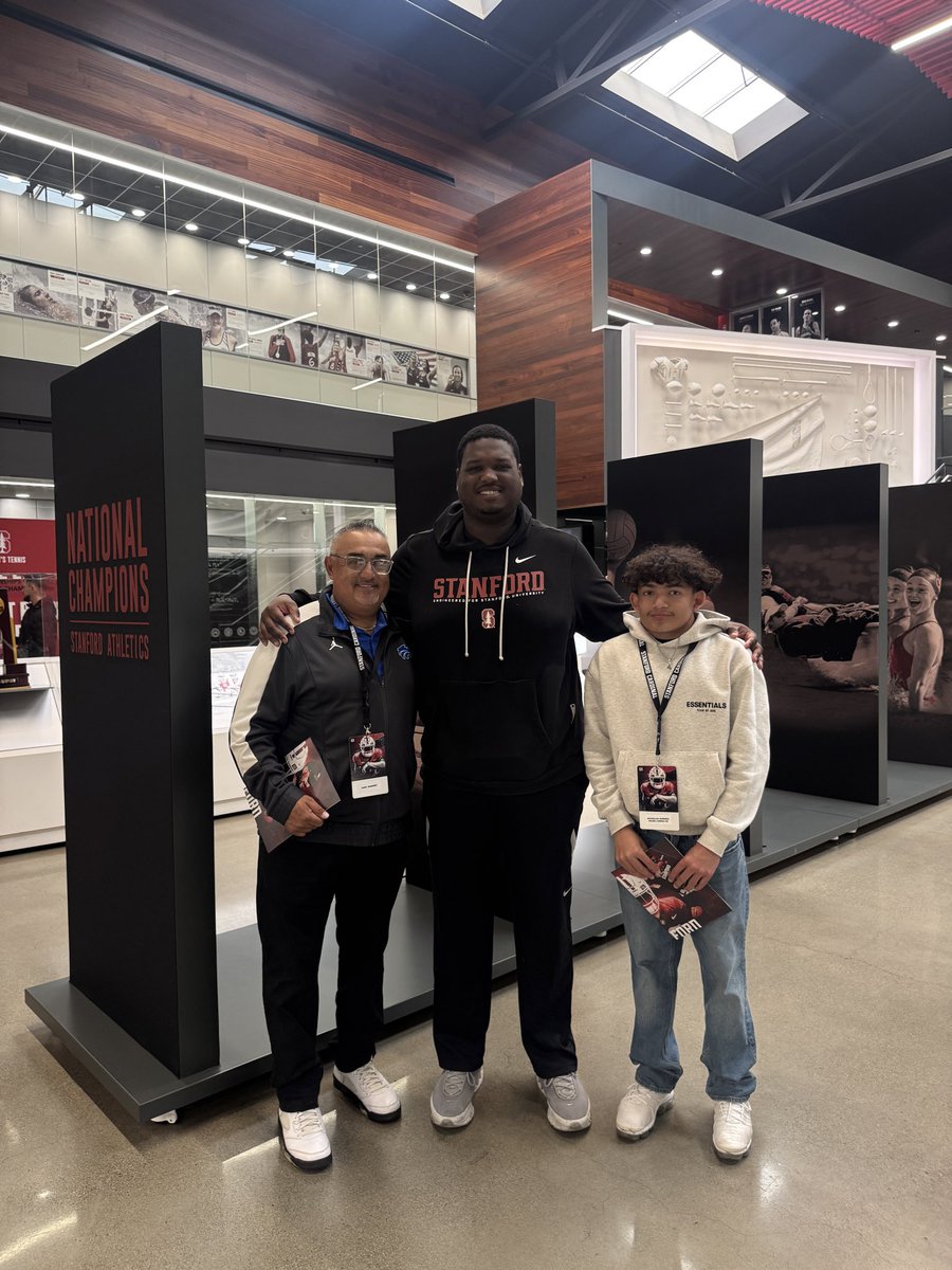 tonyjm3's tweet photo. I had the pleasure to take some of my @SierraTwolvesFB high school athletes to @StanfordFball spring practice. Thanks to @Big75Fella for a great experience for our players. Thanks to coach @coachtpritchard for taking time to talk with our players &amp; @CaptAndrewLuck Go Cards! https://t.co/NL6gEgCW8j