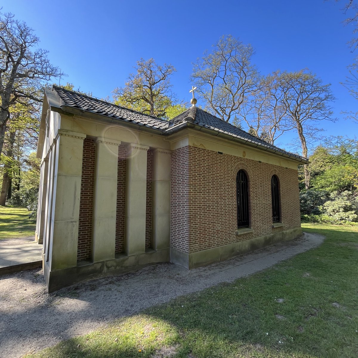La tombe de l’Empereur allemand Guillaume II à #Doorn aux Pays-Bas. Son dernier souhait était que son corps ne soit pas retourné en Allemagne tant que la monarchie n'est pas restaurée. #WW1 #Histoire #Chattancourt #Grandeguerre