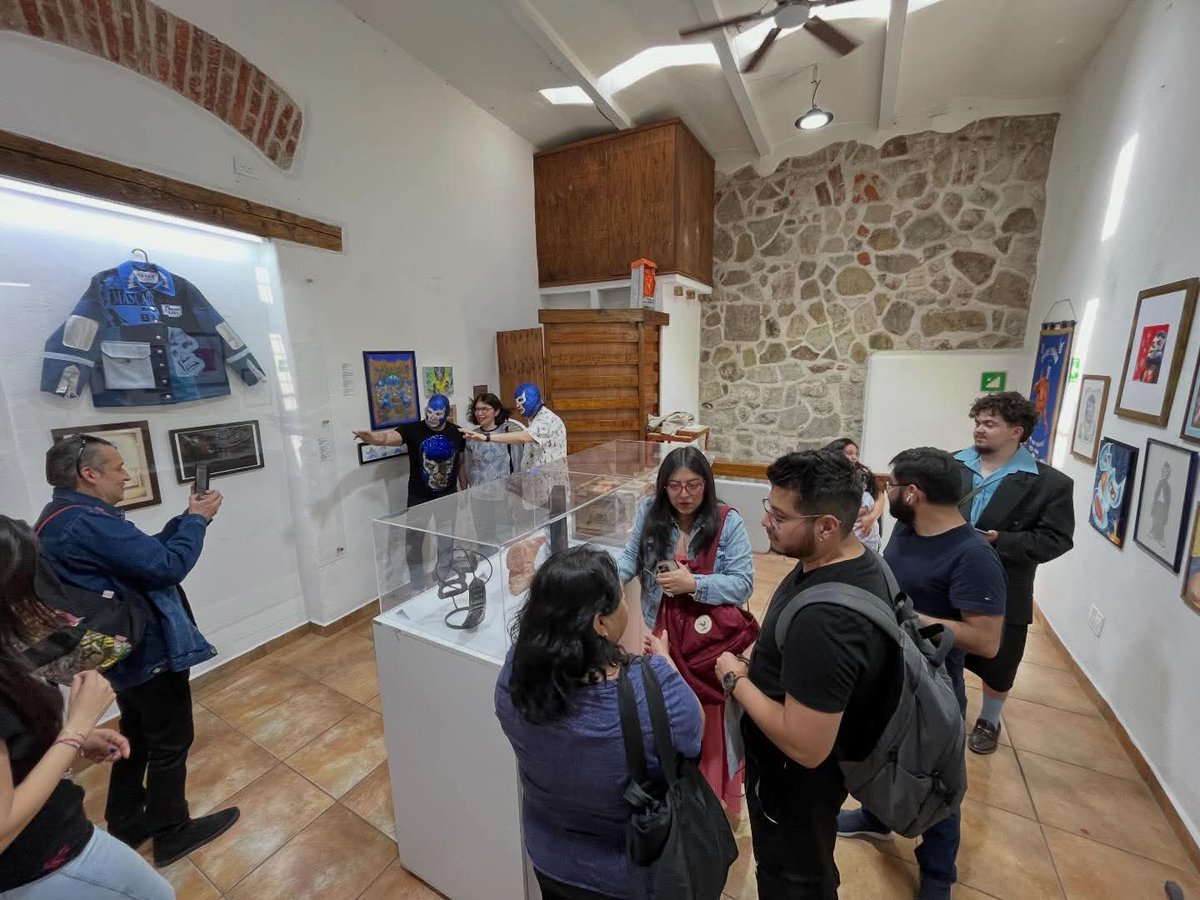 LaTijeraLucha's tweet photo. La galería del Demonio Azul #BlueDemonJr recibió la exposición,Blue Demon #ElIcono, en donde artistas plásticos y gráficos mostraron sus mejores obras plasmando a la gran leyenda de la lucha libre,en el 104 aniversario de su natalicio... #latijeraluchalibre https://t.co/fVx010peKj