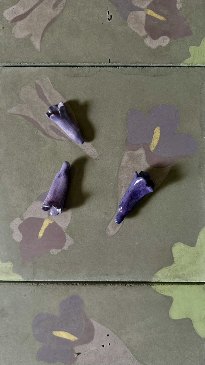 restaurika's tweet photo. Aquí nunca quisiéramos que se terminara la temporada de #jacarandas. 
Por eso queremos mostrarles el piso de pasta que diseñamos inspirado en una de nuestras flores favoritas 💜 y además, el obsequio tan chulo que nos hizo Alatiel al regalarnos unas flores de cerámica. 

¿Se imaginan tener una alfombra de flores de jacaranda siempre en sus casas?

🌿