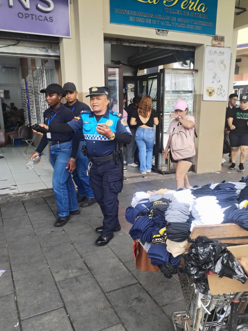 taticoronelf's tweet photo. Esto fue atendido. Sabemos la necesidad de salir adelante del guayaquileño y a semanas de empezar clases, estas situaciones incrementan. Pero necesitamos orden. No somos un mercado. Gracias a los agentes de @segura_ep https://t.co/e7GIqMtCcg