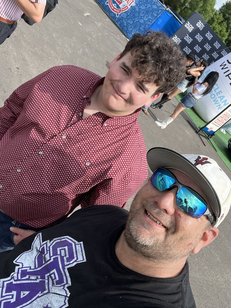 EnterStandman2's tweet photo. #LonestarSmokeout #KoeWetzel #CaseyDonahew #Christmas2025 
Today R cashes in on his Christmas 🎄 present!!! Great food, warm beer, Daisy Dukes, and white boots!!! https://t.co/RKUBhTlrbm