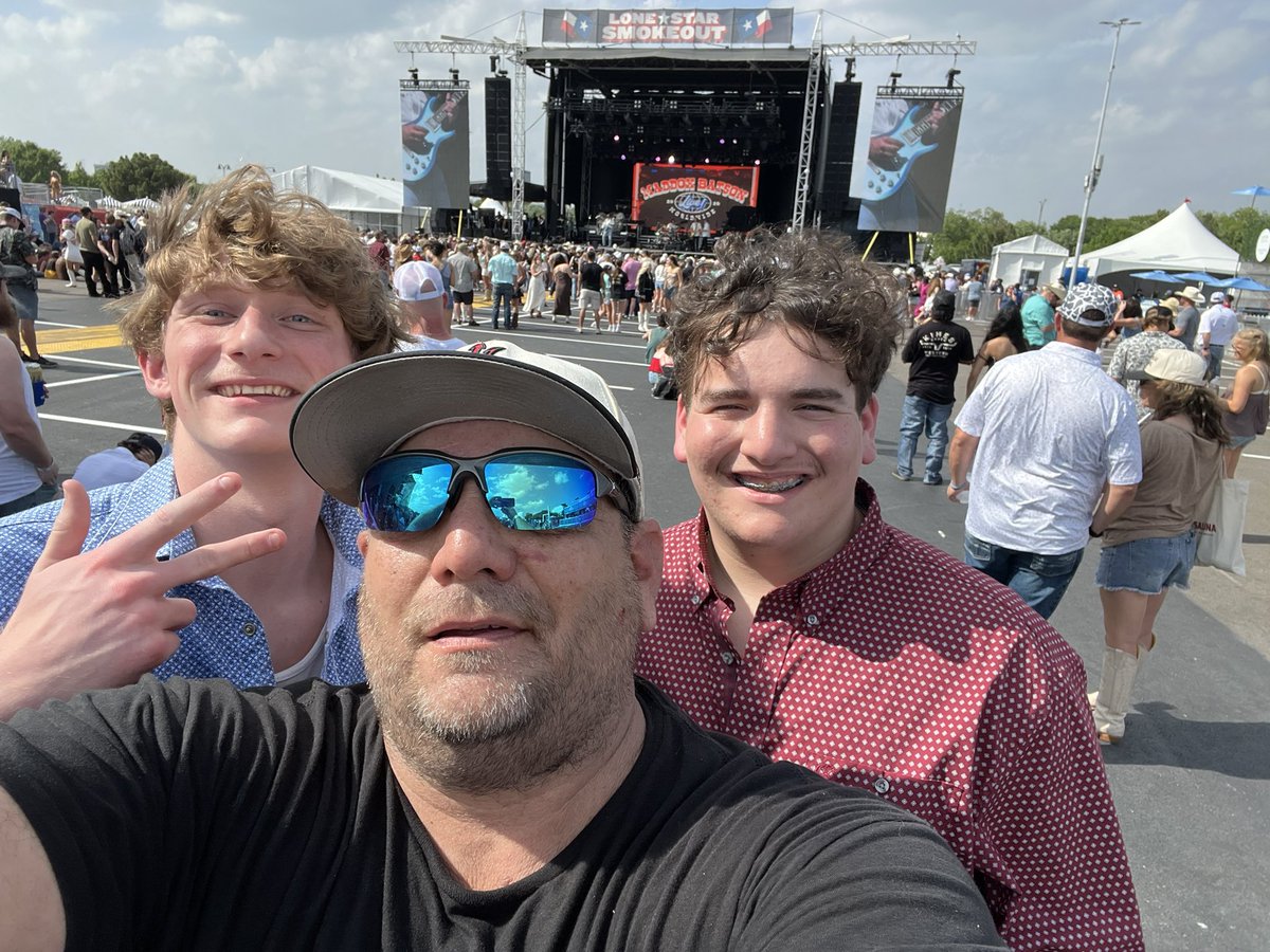 EnterStandman2's tweet photo. #LonestarSmokeout #KoeWetzel #CaseyDonahew #Christmas2025 
Today R cashes in on his Christmas 🎄 present!!! Great food, warm beer, Daisy Dukes, and white boots!!! https://t.co/RKUBhTlrbm