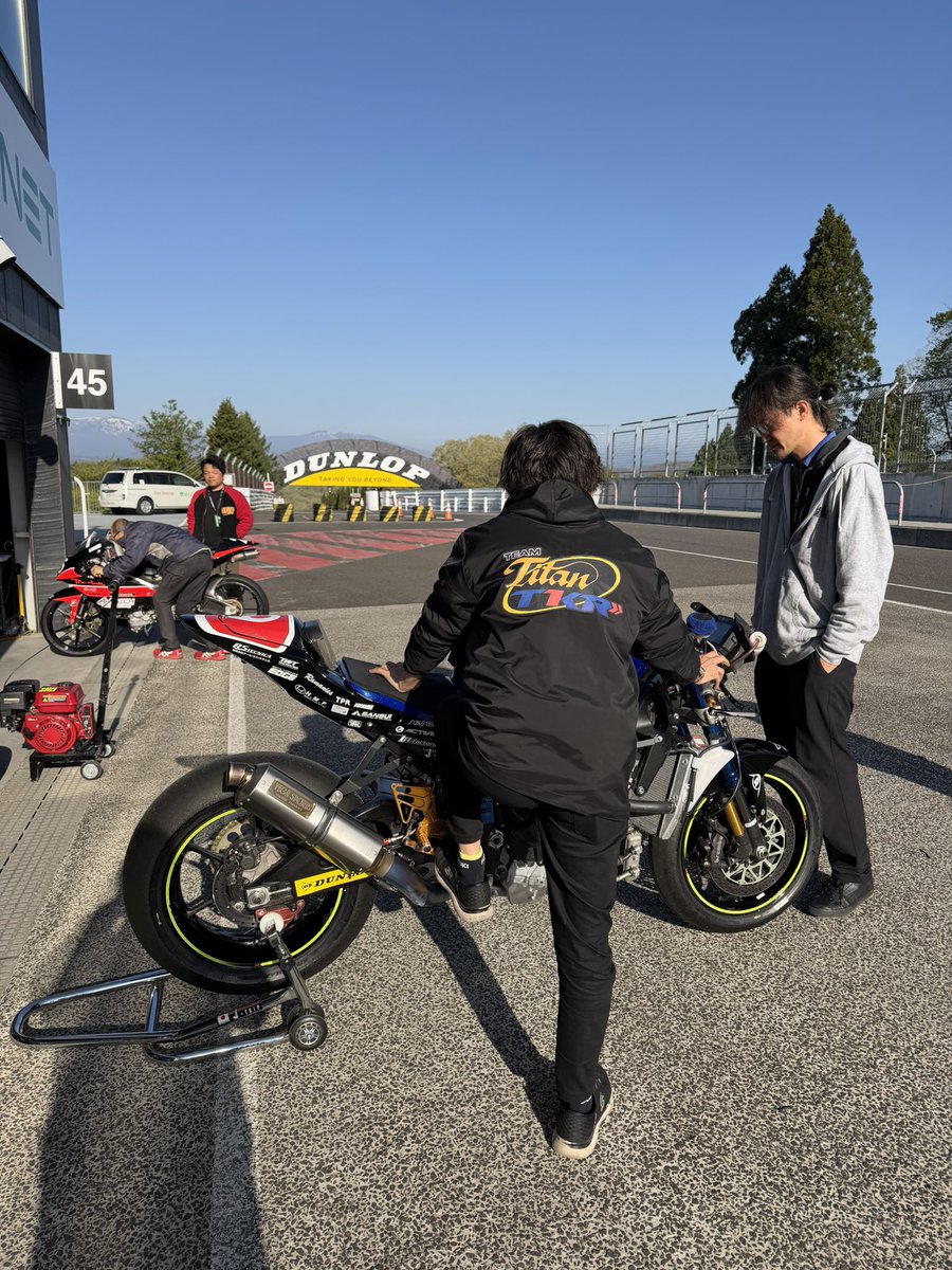 TitanTkrSuzuki's tweet photo. おはようございます!
決勝日の朝は早いです☀️
WU→8:30
RACE→10:50
PIT WALK→11:40〜12:30
サイン会(スズキブース)→12:45〜
今日も応援宜しくお願い致します!!
#スズキ #titantkr #gsxr #jrr #全日本ロードレース
@1212takeru
@MFJ_JRR https://t.co/uukec5JmY5
