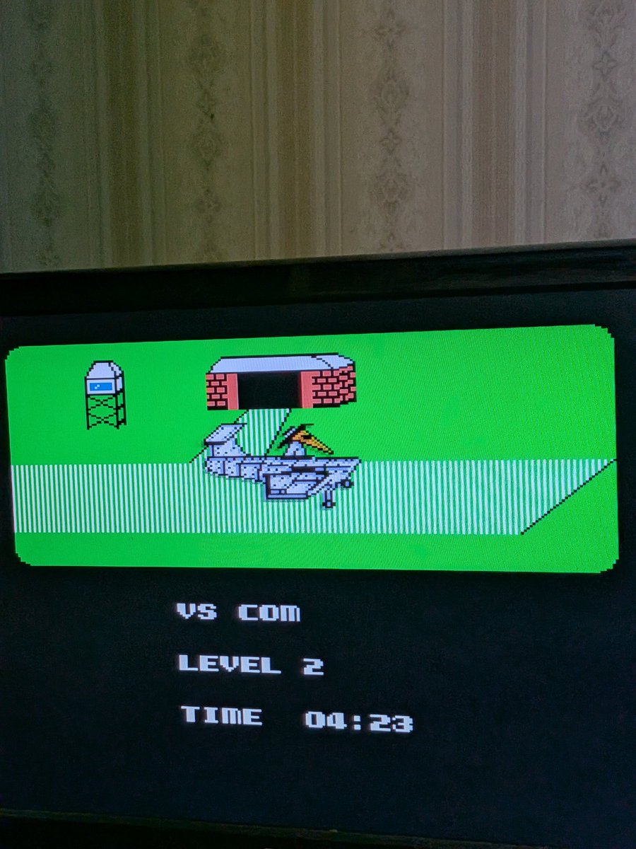 今日の誕生日 1986年4月26日
FC スパイvsスパイ
パソコンから移植した対戦ACTゲーム。2名のスパイが同じ屋敷内の別々の地点からスタートし全てのターゲットを集めて脱出出来た方が勝者となる。罠も仕掛ける事も可能で対戦が熱い作品。#今日の誕生日 #スパイvsスパイ #ファミコン