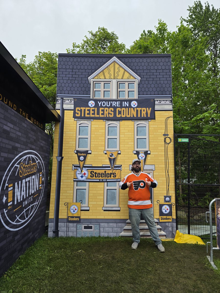 AdamSigley's tweet photo. Go @NHLFlyers! Representing at the draft today, got booed all day! https://t.co/yArBJpRFTe
