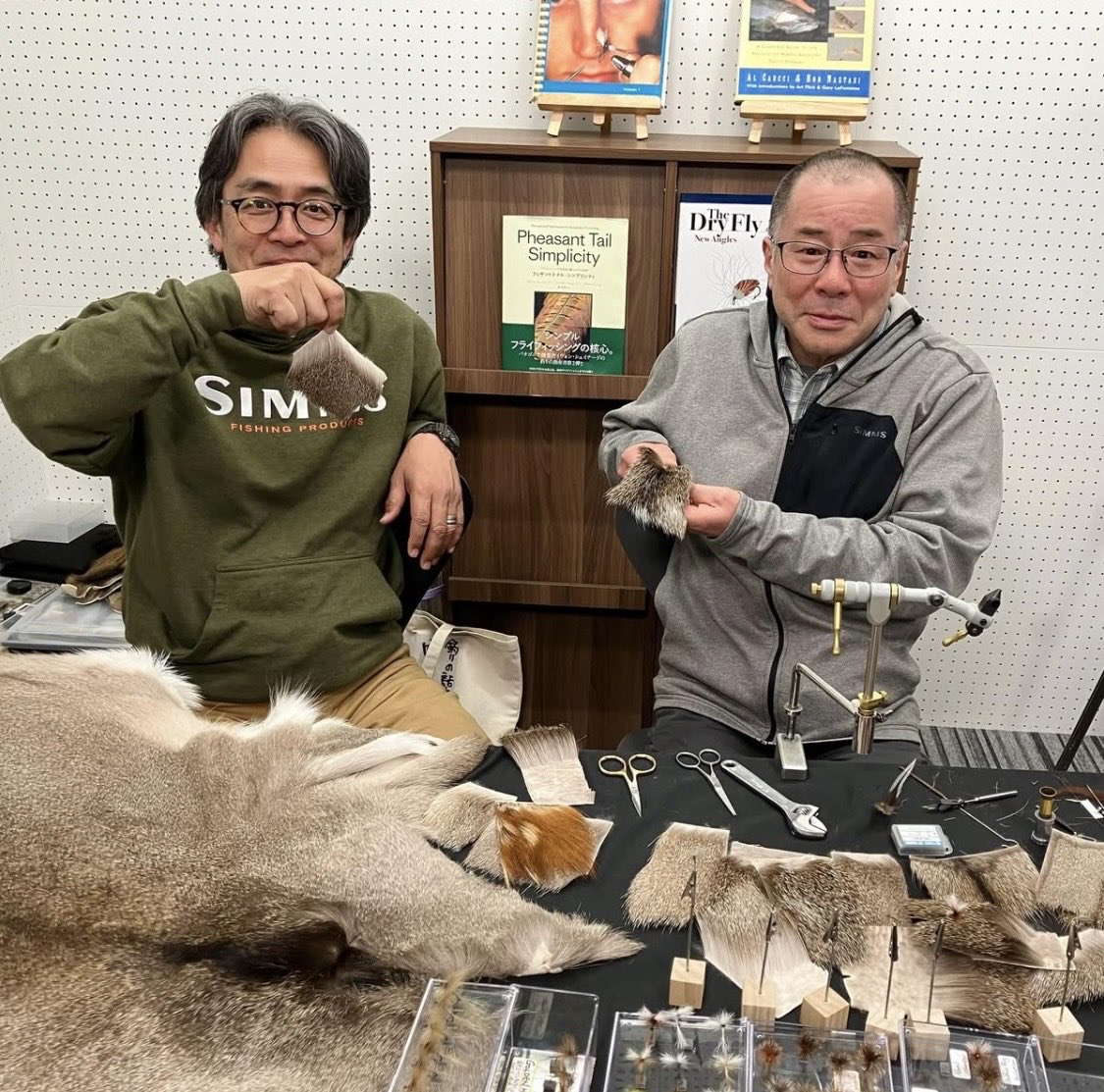 sohtake99's tweet photo. 先日 某SNSのサイトを観てたら、FF界の " 大御所 '' 2人が写ってました。(そしたら) ※その うしろの左側の 「書籍」(右側は持ってます)が、凄く気になったので… 早速、探してみた 。 https://t.co/PEFlZkLd7W